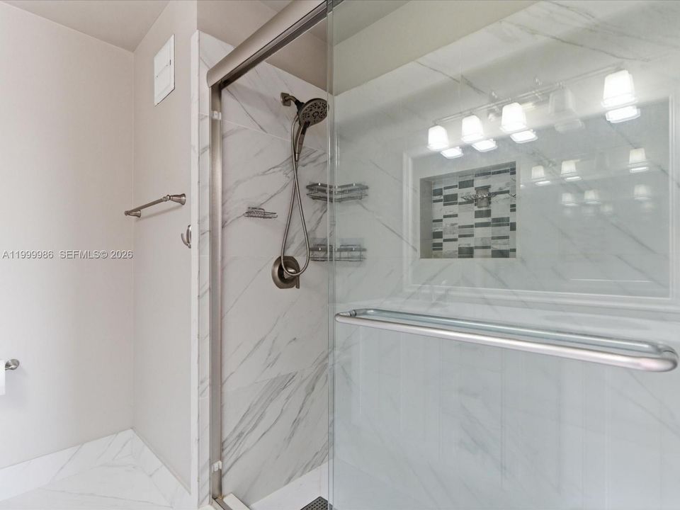 Activo con contrato: $3,900 (4 camas, 2 baños, 1728 Pies cuadrados)
