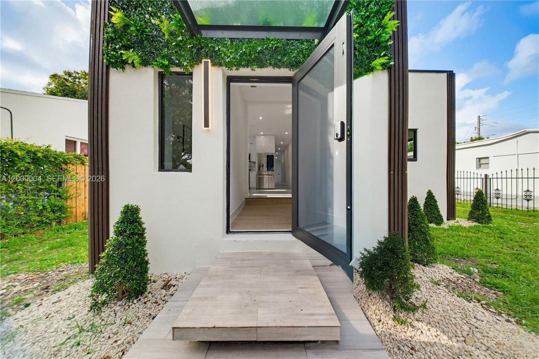 For Sale: $599,500 (3 beds, 2 baths, 1093 Square Feet)