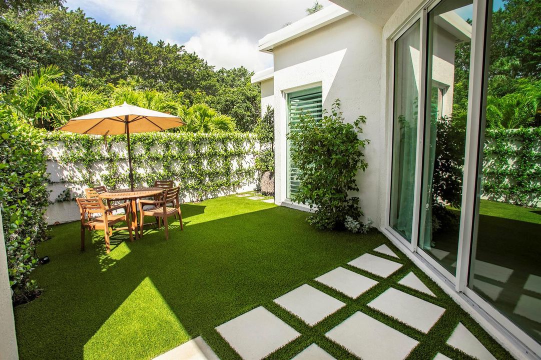 JASMINE TRELLIS, TURF GRASS