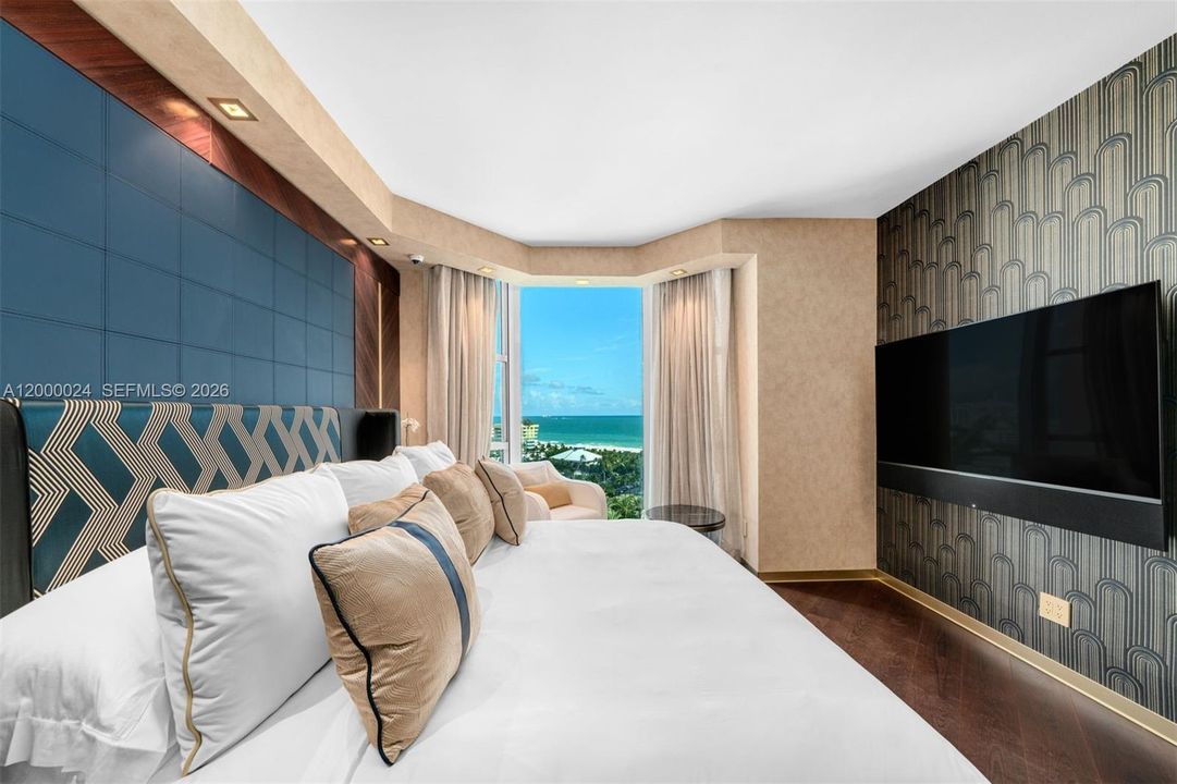 For Sale: $4,999,999 (3 beds, 2 baths, 2340 Square Feet)