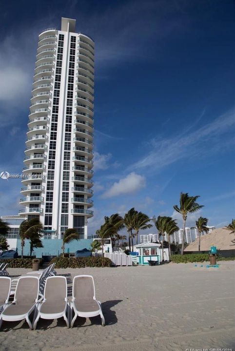 For Sale: $1,050,000 (2 beds, 3 baths, 1497 Square Feet)