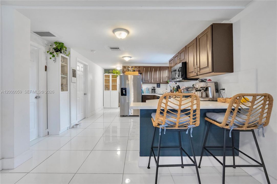 Под контрактом: $535,000 (3 спален, 2 ванн, 1369 Квадратных фут)
