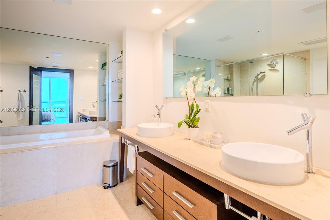 Master Suite bath with 2 sinks and tub