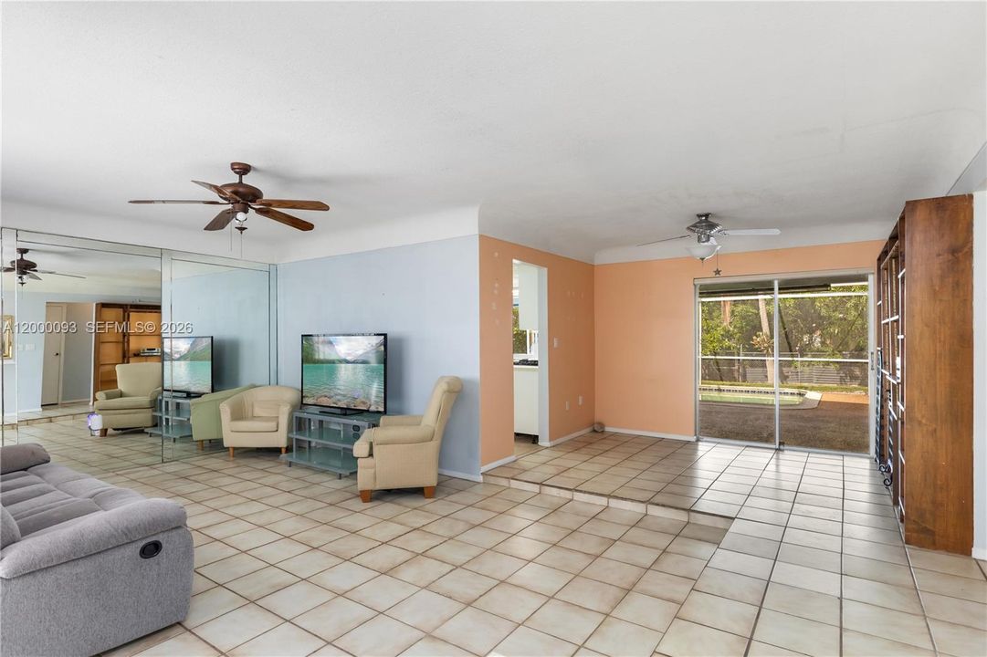 Active With Contract: $458,921 (2 beds, 2 baths, 1322 Square Feet)