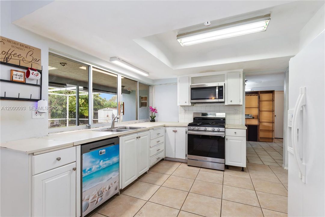 Active With Contract: $458,921 (2 beds, 2 baths, 1322 Square Feet)