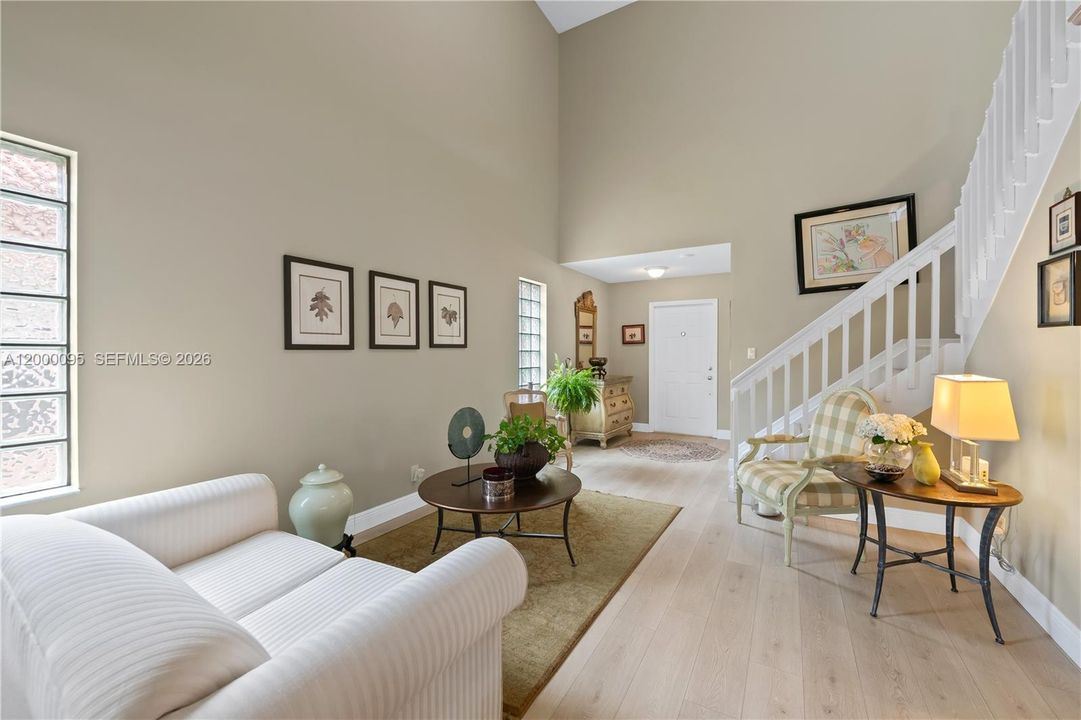 Activo con contrato: $615,000 (4 camas, 2 baños, 2107 Pies cuadrados)
