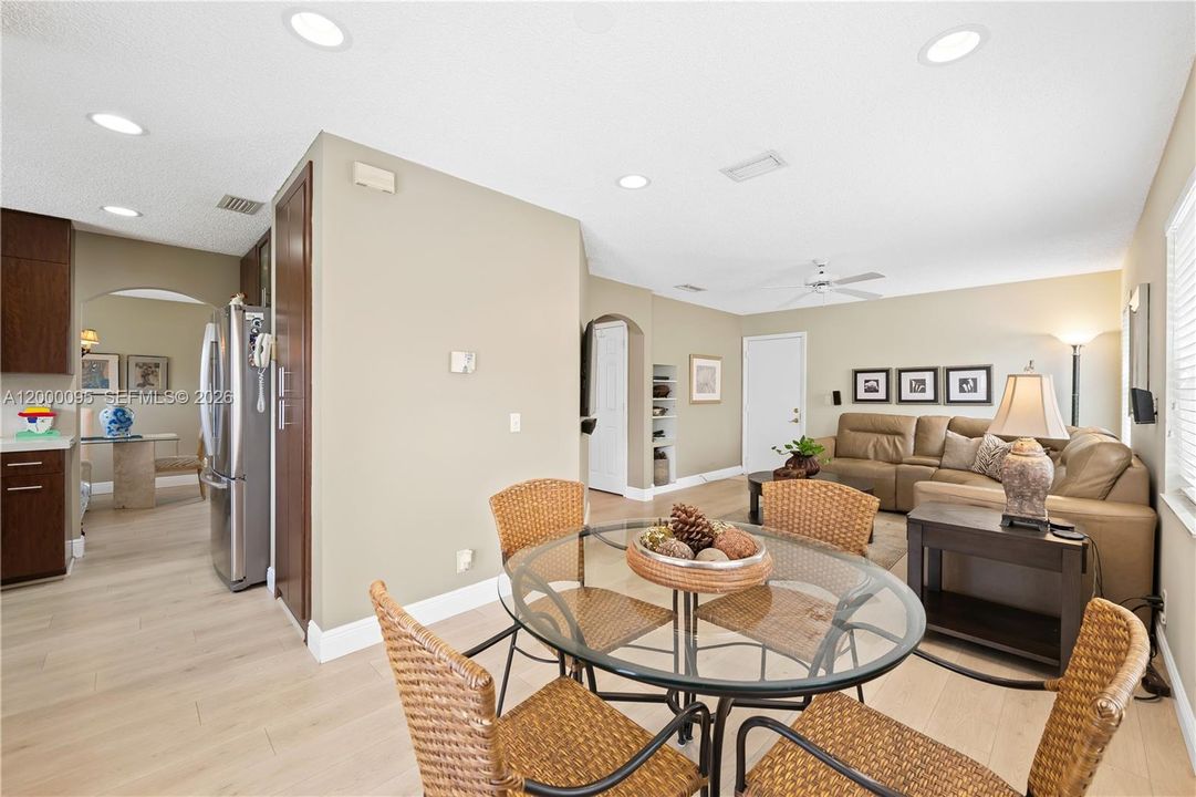 Activo con contrato: $615,000 (4 camas, 2 baños, 2107 Pies cuadrados)