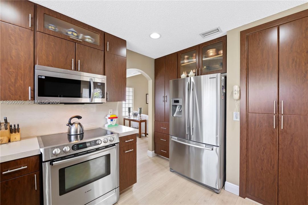 Activo con contrato: $615,000 (4 camas, 2 baños, 2107 Pies cuadrados)