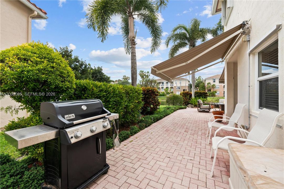 Activo con contrato: $615,000 (4 camas, 2 baños, 2107 Pies cuadrados)