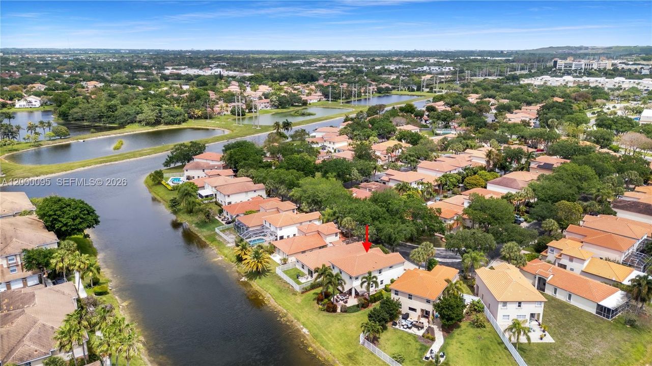 Activo con contrato: $615,000 (4 camas, 2 baños, 2107 Pies cuadrados)