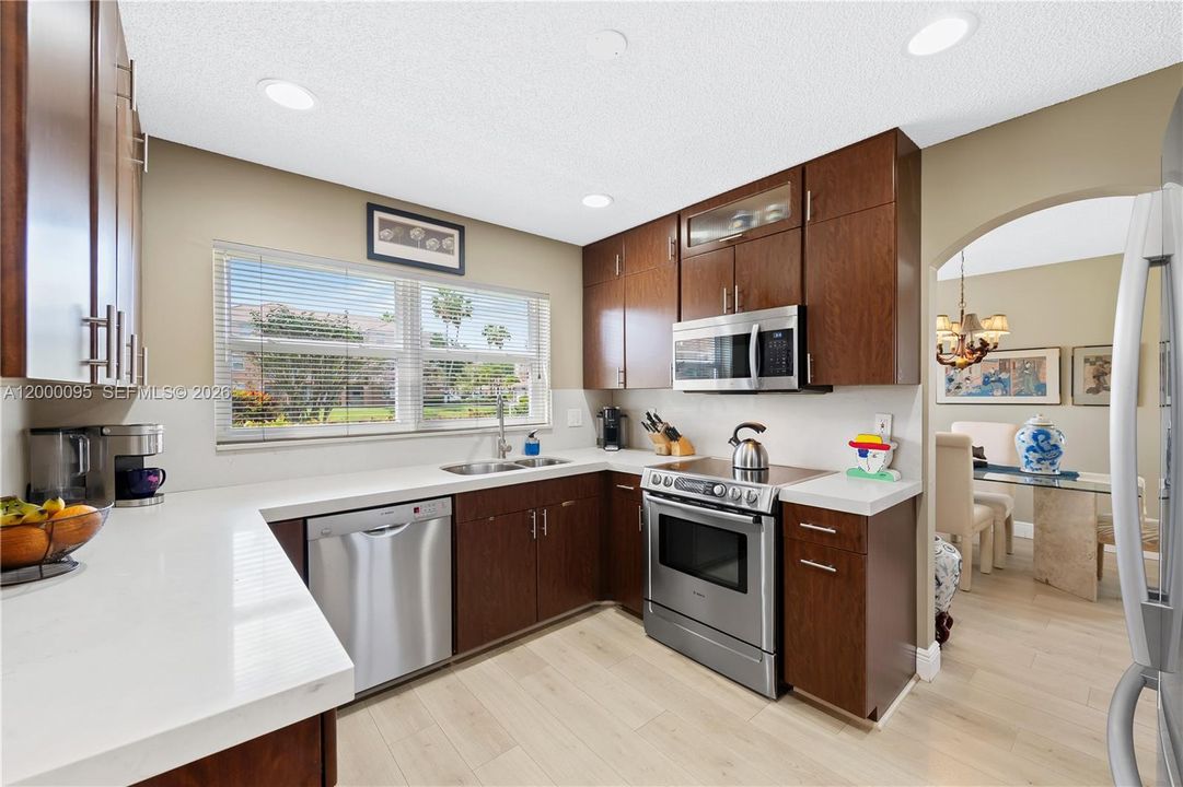Activo con contrato: $615,000 (4 camas, 2 baños, 2107 Pies cuadrados)