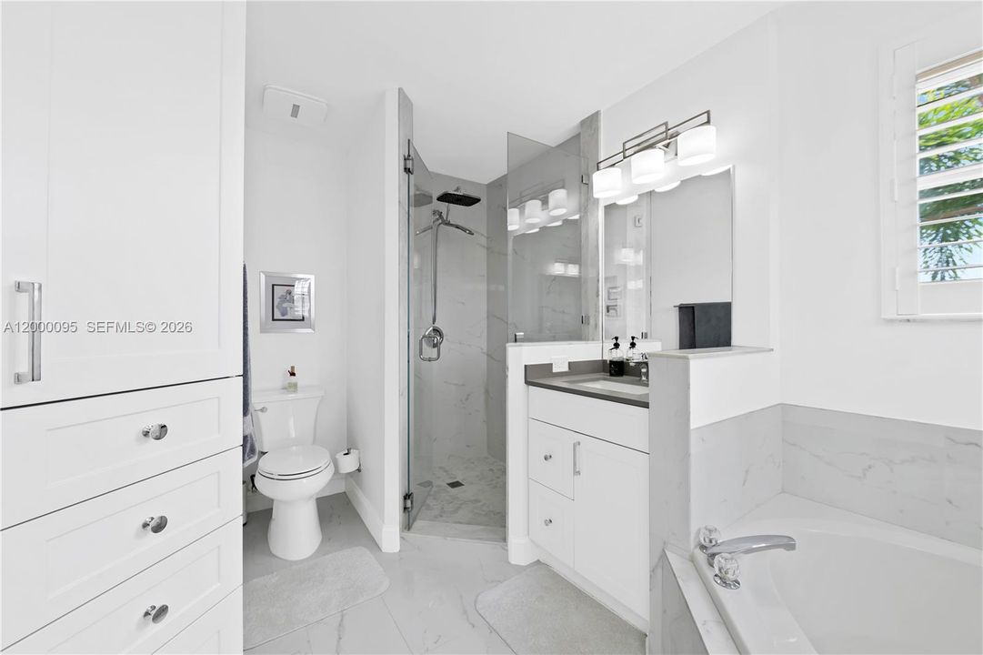 Activo con contrato: $615,000 (4 camas, 2 baños, 2107 Pies cuadrados)