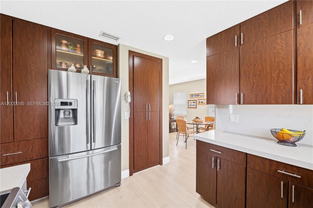 Activo con contrato: $615,000 (4 camas, 2 baños, 2107 Pies cuadrados)