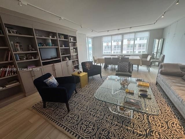 Под контрактом: $875,000 (2 спален, 2 ванн, 1430 Квадратных фут)
