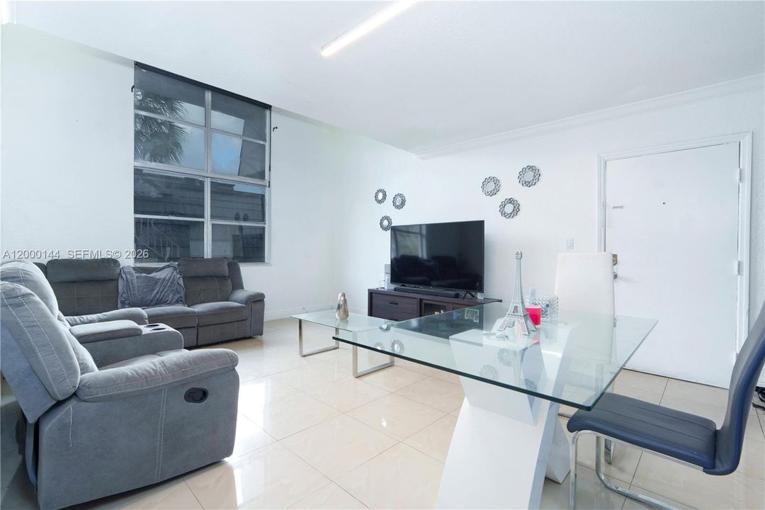 Active With Contract: $239,000 (3 beds, 2 baths, 1090 Square Feet)
