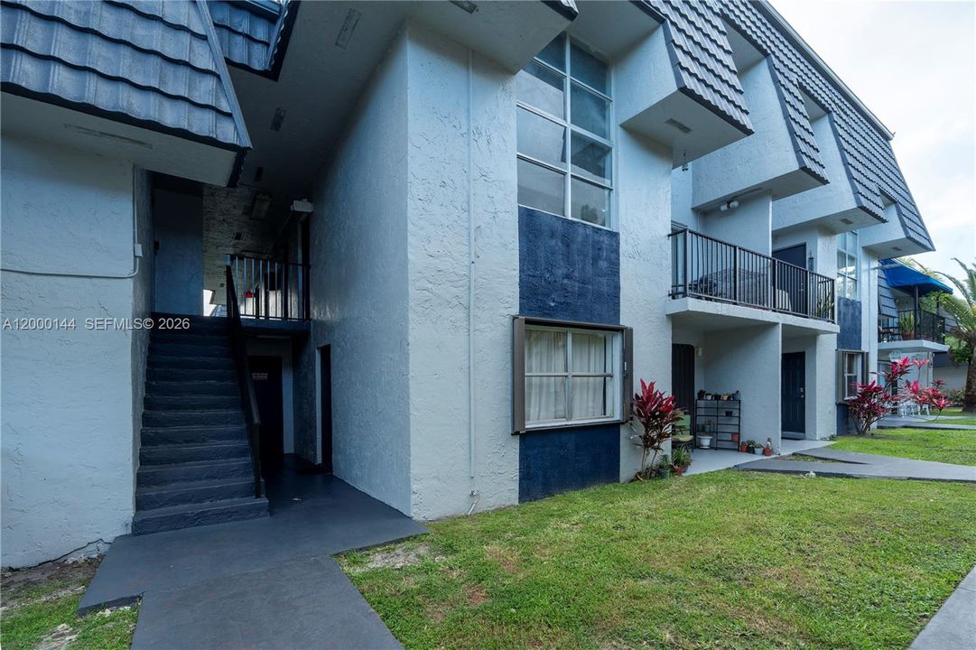 Active With Contract: $239,000 (3 beds, 2 baths, 1090 Square Feet)