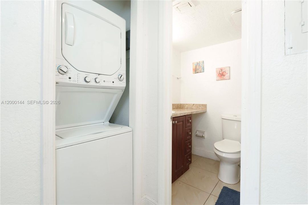 Active With Contract: $239,000 (3 beds, 2 baths, 1090 Square Feet)