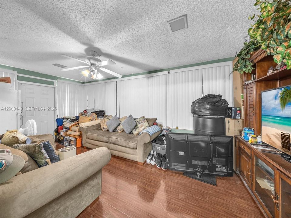 For Sale: $295,000 (3 beds, 1 baths, 1440 Square Feet)