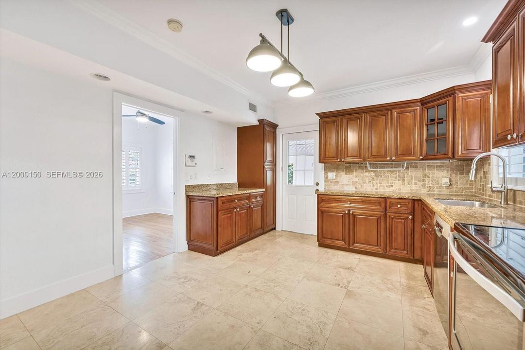 На продажу: $1,225,000 (3 спален, 1 ванн, 1334 Квадратных фут)