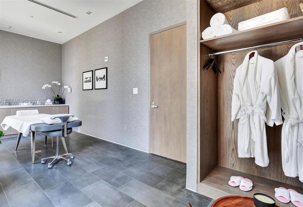 For Sale: $886,500 (2 beds, 3 baths, 1198 Square Feet)