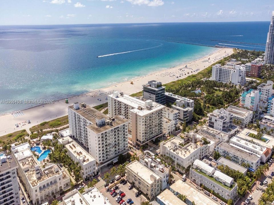 For Sale: $425,000 (1 beds, 1 baths, 659 Square Feet)