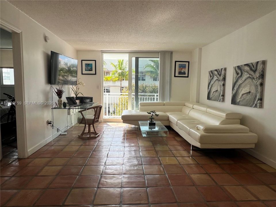 For Sale: $425,000 (1 beds, 1 baths, 659 Square Feet)