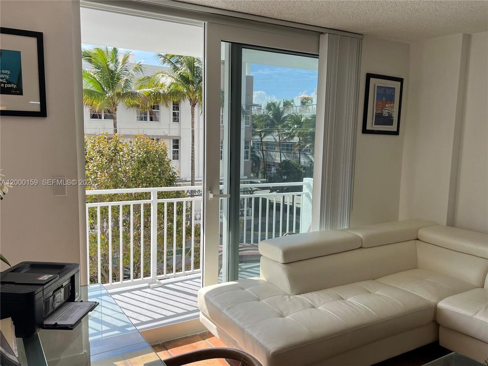 For Sale: $425,000 (1 beds, 1 baths, 659 Square Feet)