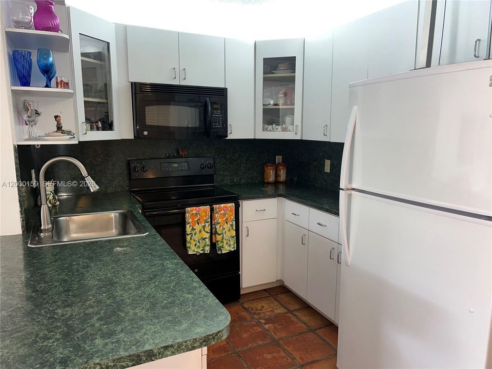For Sale: $425,000 (1 beds, 1 baths, 659 Square Feet)