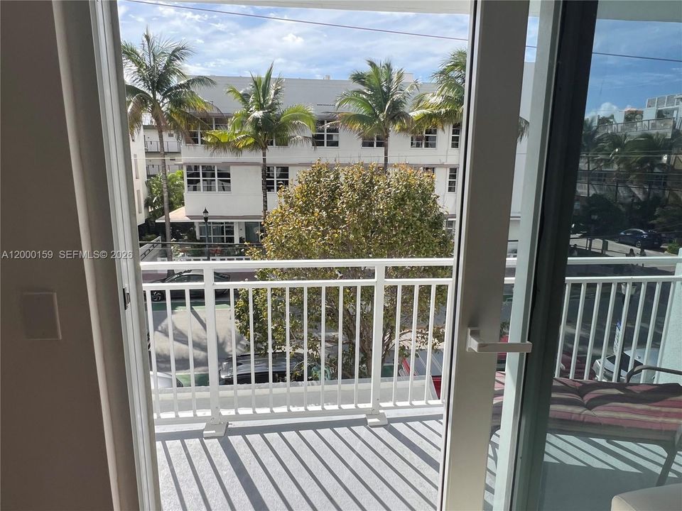 For Sale: $425,000 (1 beds, 1 baths, 659 Square Feet)
