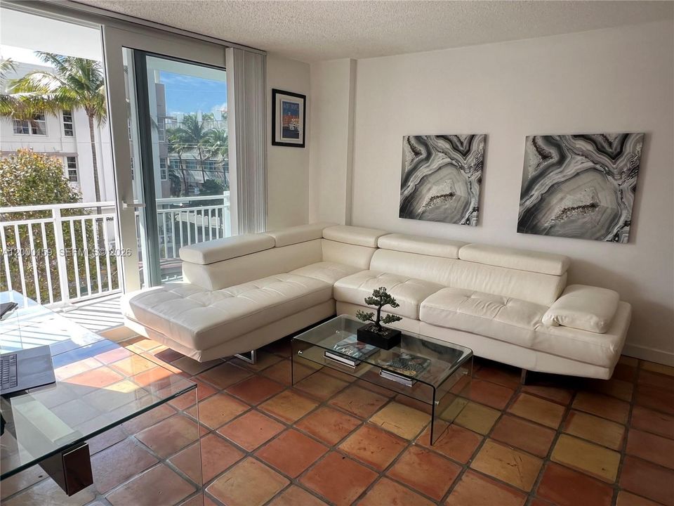 For Sale: $425,000 (1 beds, 1 baths, 659 Square Feet)