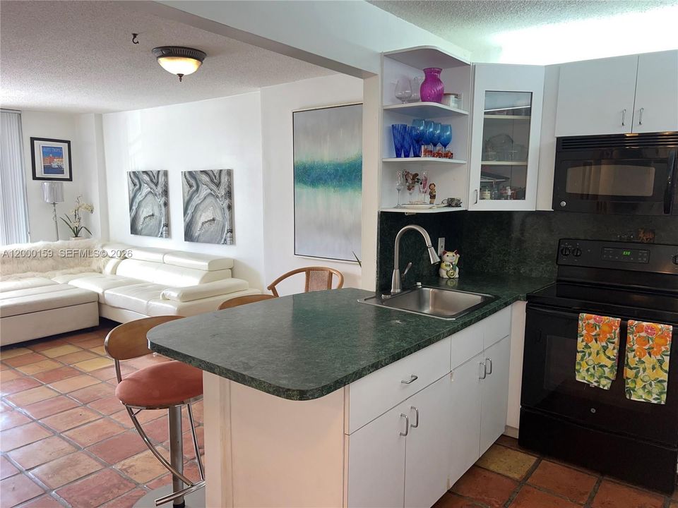 For Sale: $425,000 (1 beds, 1 baths, 659 Square Feet)