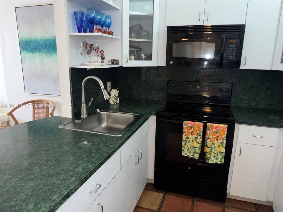 For Sale: $425,000 (1 beds, 1 baths, 659 Square Feet)