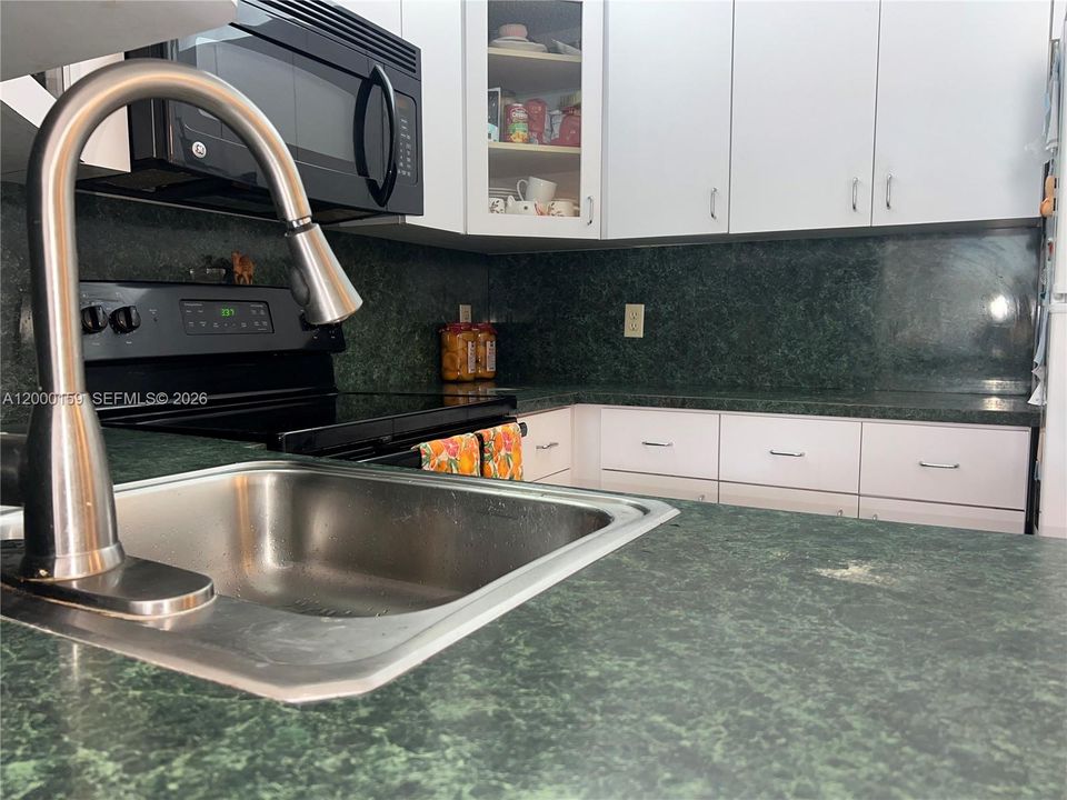 For Sale: $425,000 (1 beds, 1 baths, 659 Square Feet)