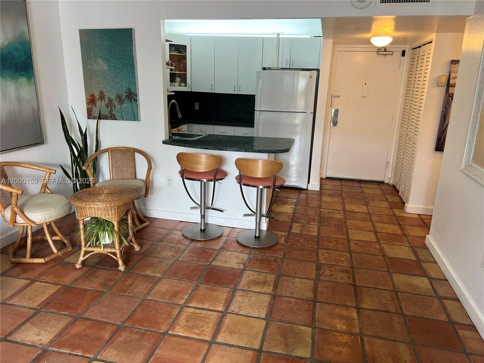 For Sale: $425,000 (1 beds, 1 baths, 659 Square Feet)