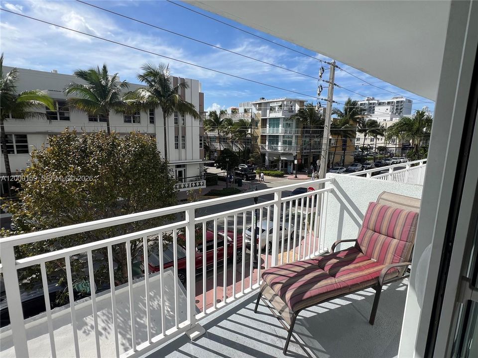 For Sale: $425,000 (1 beds, 1 baths, 659 Square Feet)