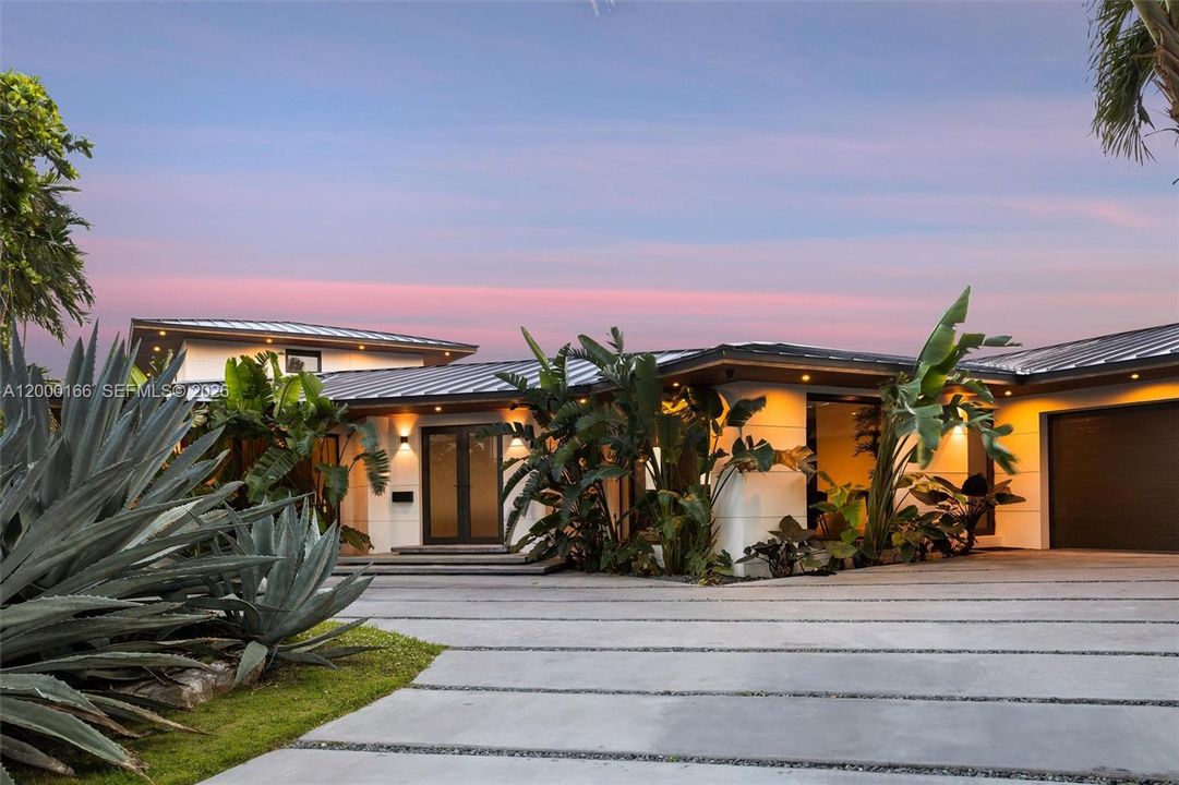 For Sale: $12,750,000 (5 beds, 4 baths, 3245 Square Feet)