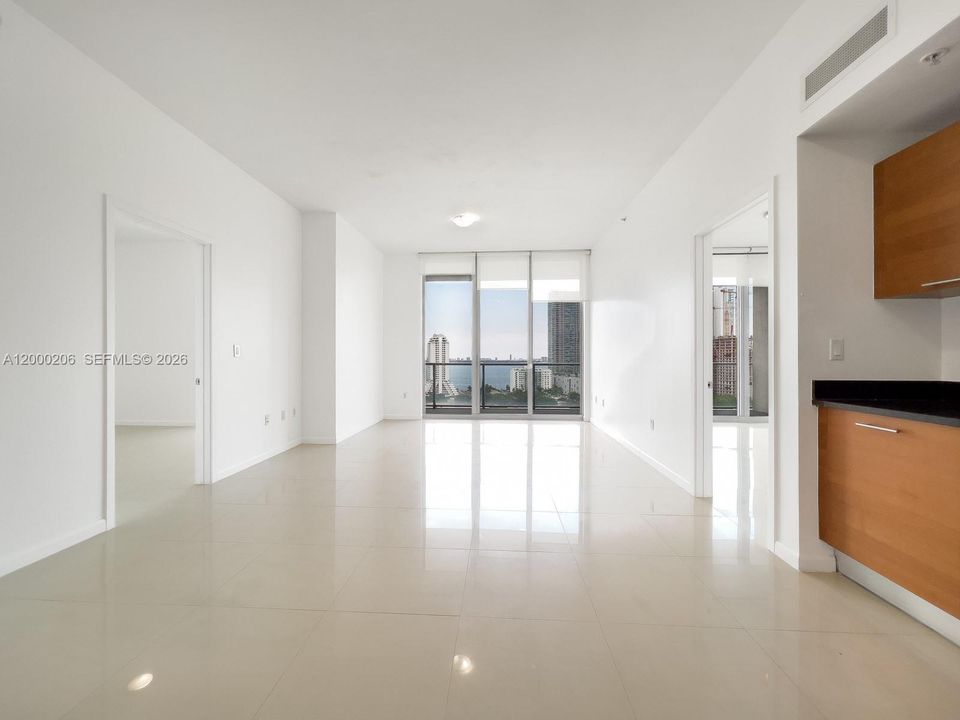 Recientemente alquilado: $4,350 (2 camas, 2 baños, 1090 Pies cuadrados)