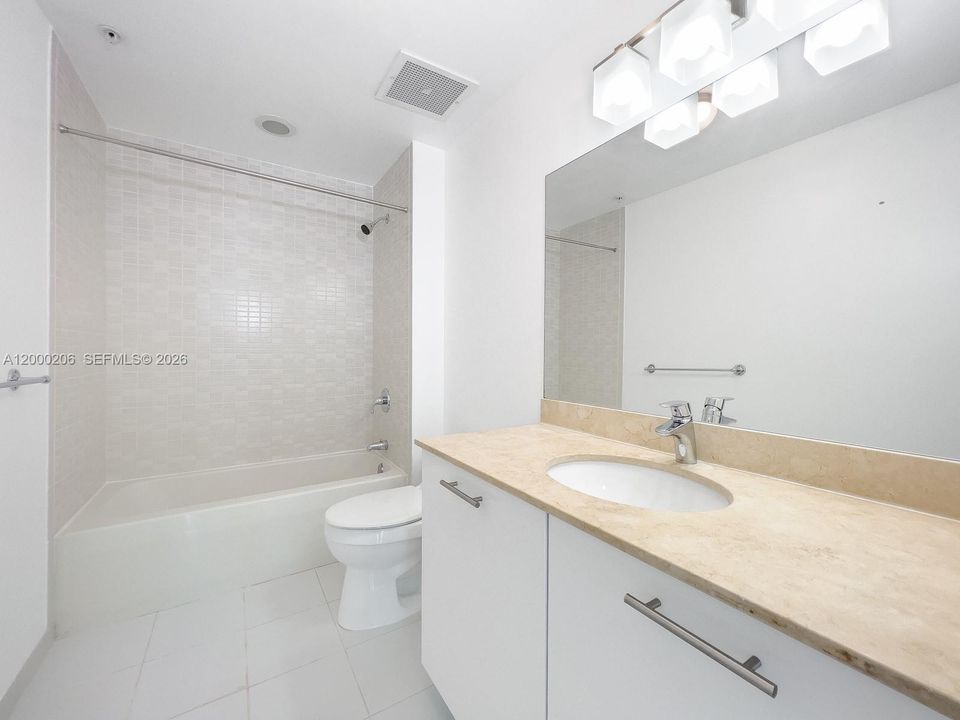 Recientemente alquilado: $4,350 (2 camas, 2 baños, 1090 Pies cuadrados)