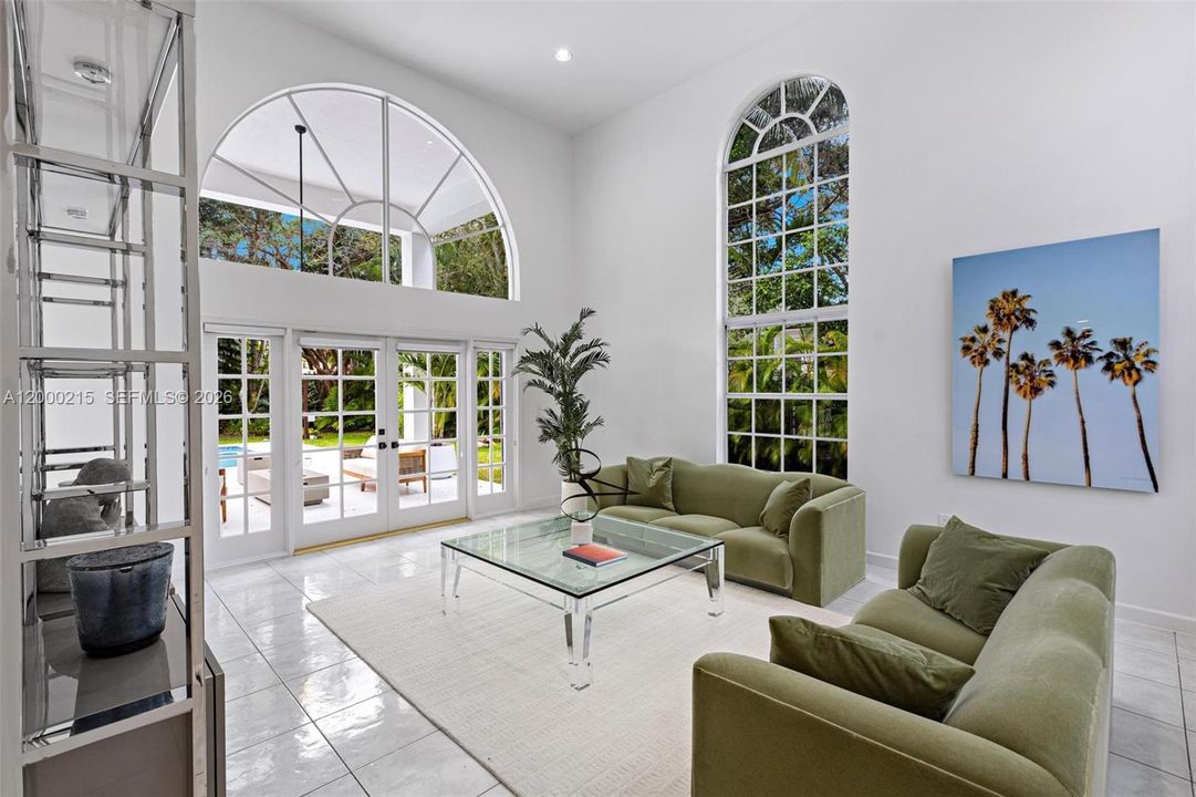 出租: $15,000 (5 贝兹, 5 浴室, 4361 平方英尺)