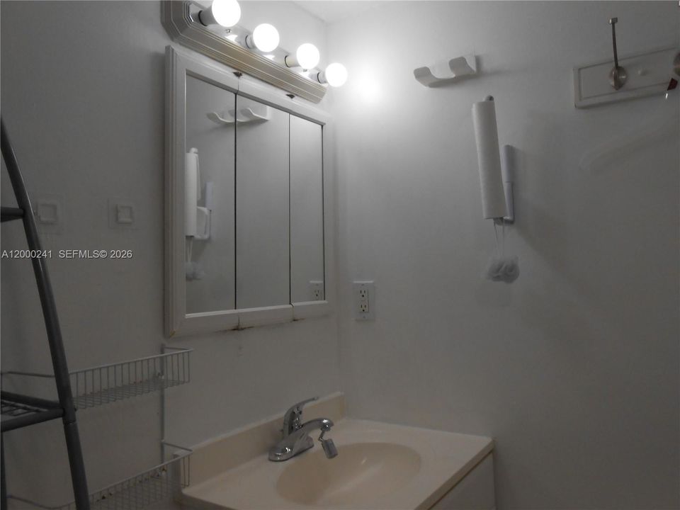 Recently Rented: $21,600 (1 beds, 1 baths, 614 Square Feet)
