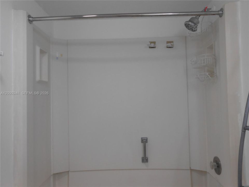 Recently Rented: $21,600 (1 beds, 1 baths, 614 Square Feet)