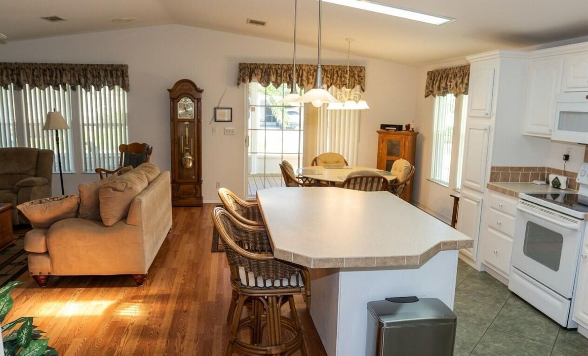 I - Kitchen to breakfast area