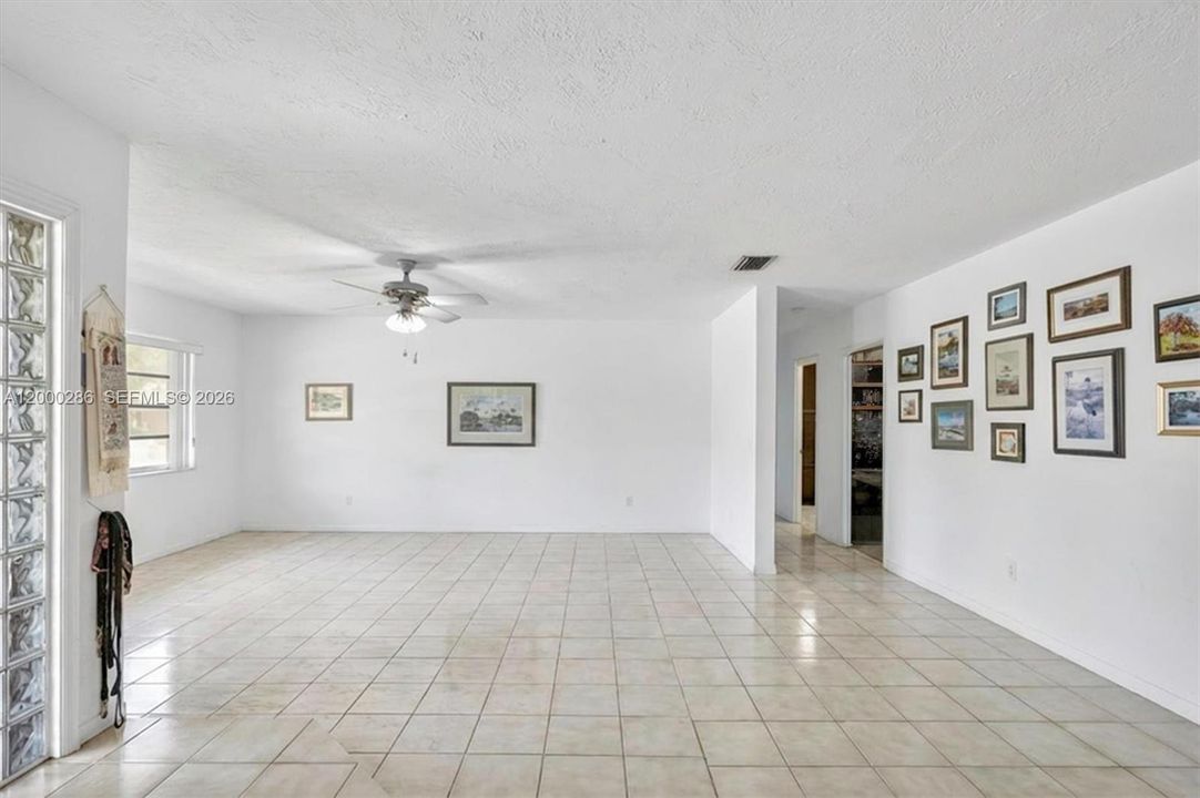 Activo con contrato: $1,400,000 (4 camas, 3 baños, 2950 Pies cuadrados)