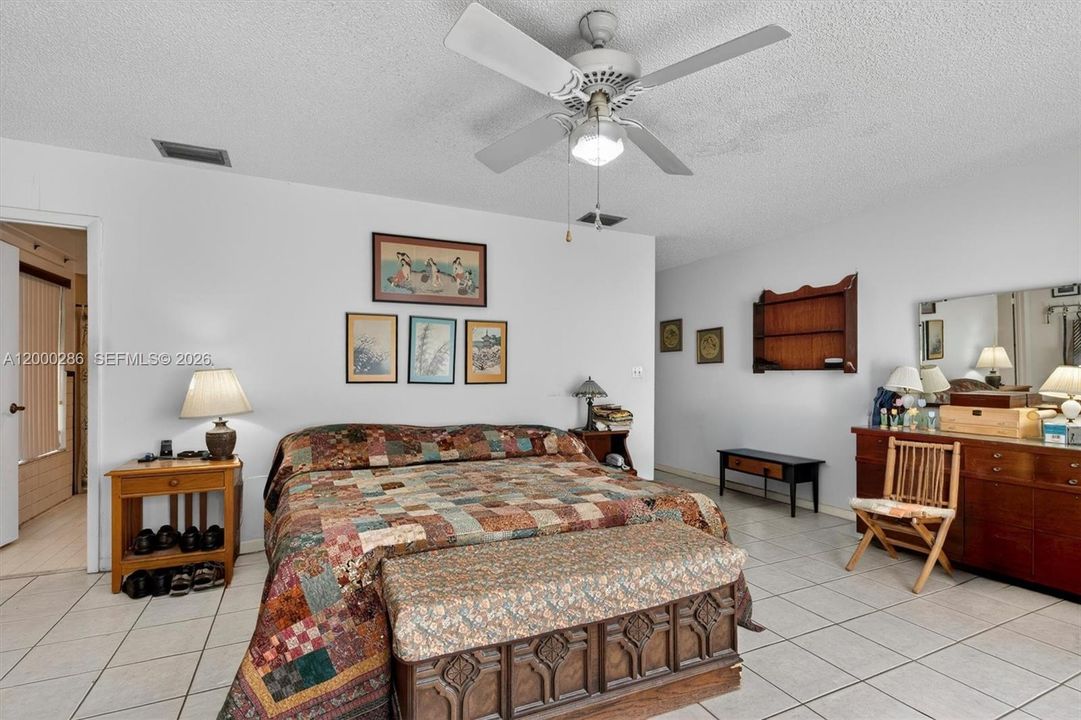 Activo con contrato: $1,400,000 (4 camas, 3 baños, 2950 Pies cuadrados)