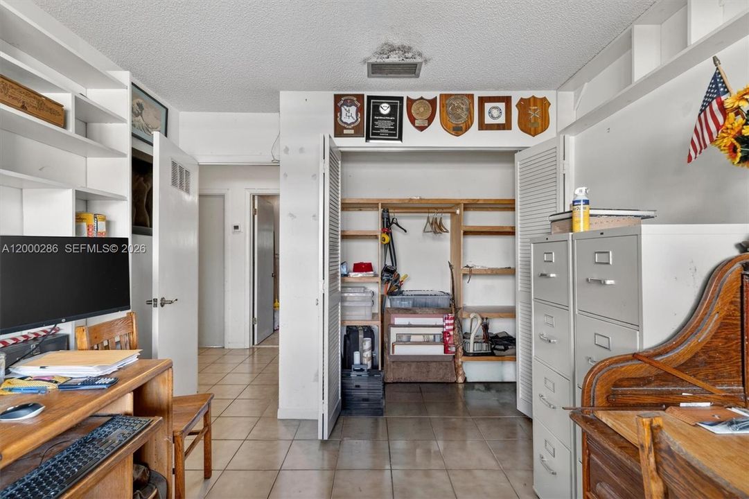 Activo con contrato: $1,400,000 (4 camas, 3 baños, 2950 Pies cuadrados)