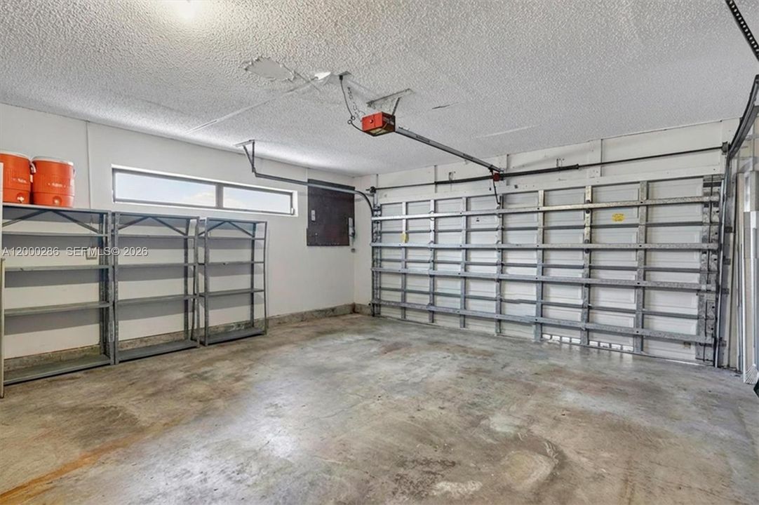 Activo con contrato: $1,400,000 (4 camas, 3 baños, 2950 Pies cuadrados)