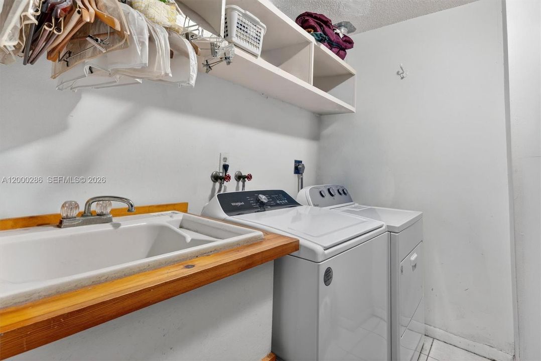 Activo con contrato: $1,400,000 (4 camas, 3 baños, 2950 Pies cuadrados)