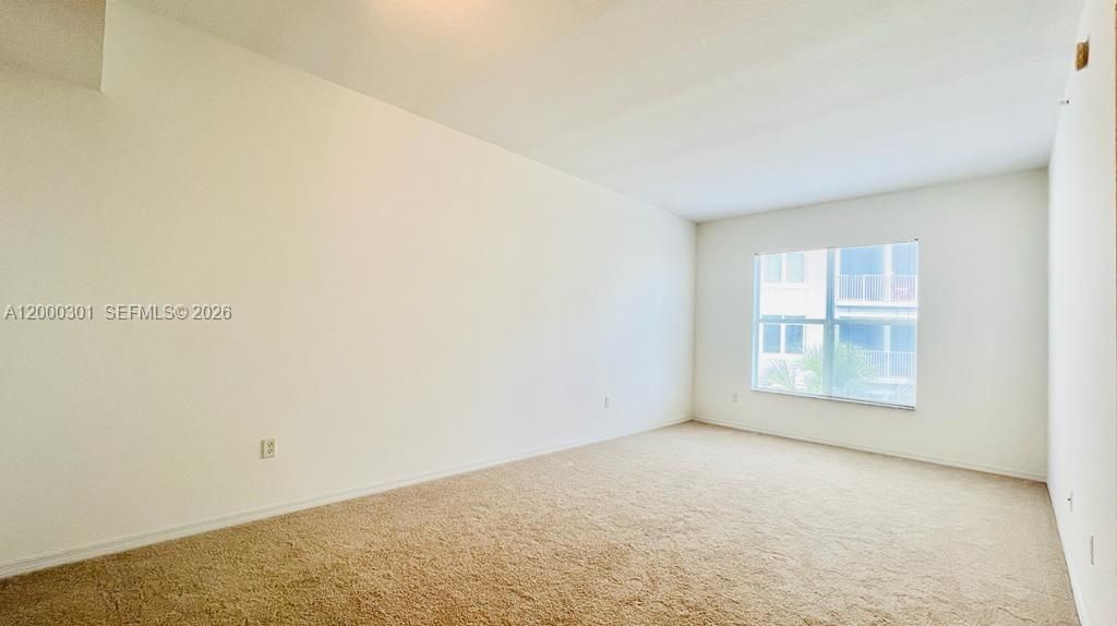 For Rent: $2,200 (1 beds, 1 baths, 719 Square Feet)