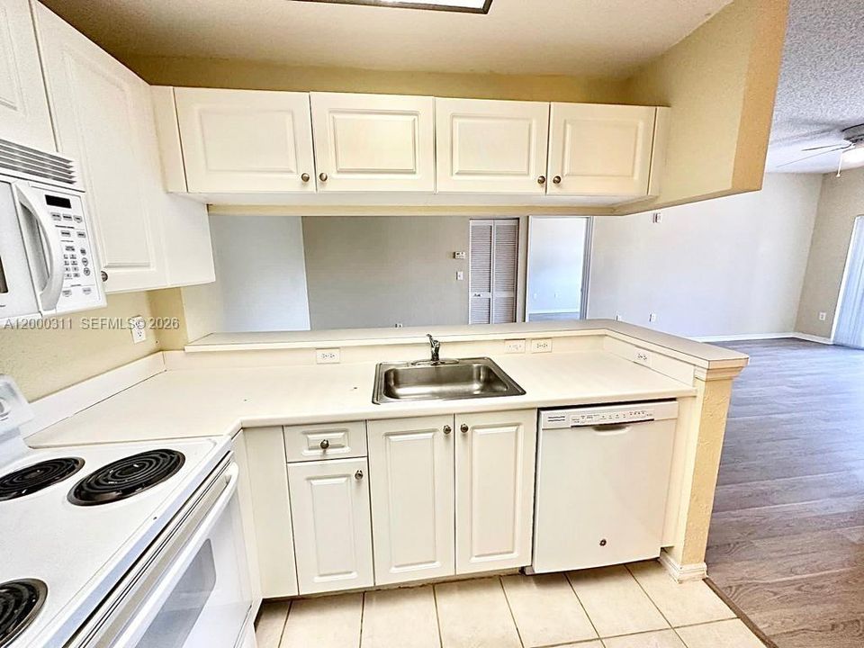 В аренду: $2,400 (2 спален, 2 ванн, 978 Квадратных фут)