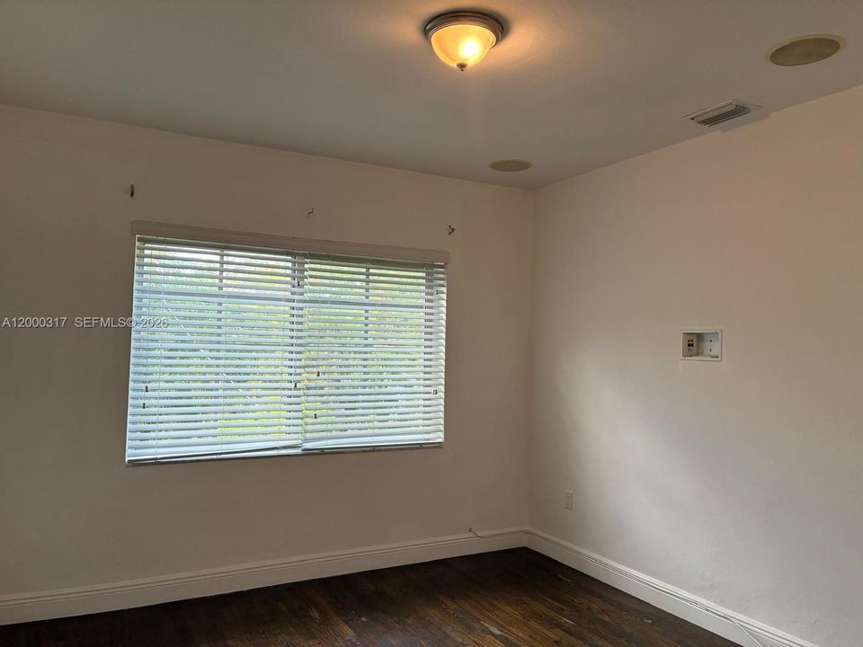 For Sale: $335,000 (2 beds, 1 baths, 789 Square Feet)